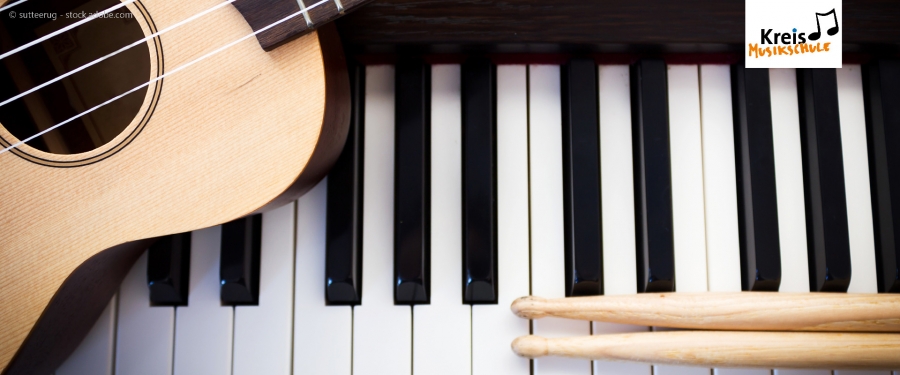 Kreismusikschule Paderborn bietet freie Unterrichtsplätze in den Fächern Schlagzeug, Gitarre, Keyboard und Klavier an © sutteerug - stock.adobe.com